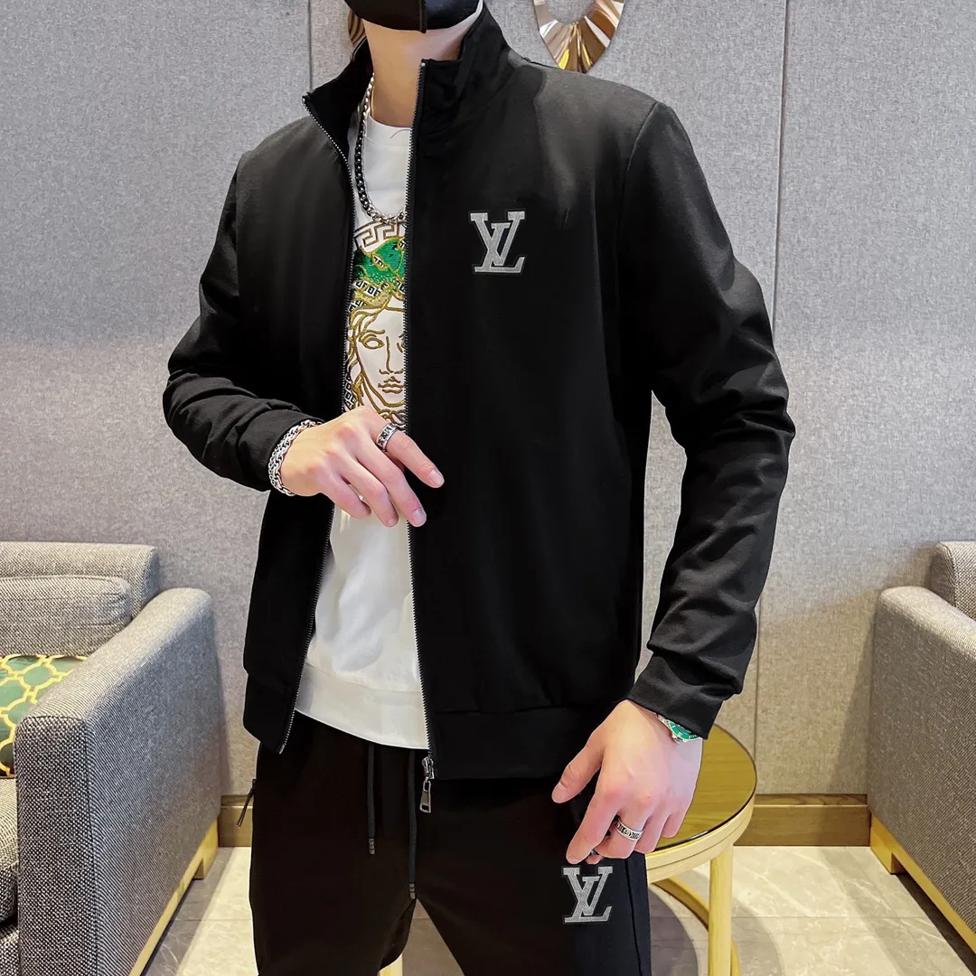 🅿️420 [LV Louis Vuitton] (Fat Man Gospel) hot-selling suit is coming. Focus on the original version of the official website. 2025 new hot-selling cardigan and sweatshirt suit. The original order is the best. 🇭🇰The meticulous work of top designers. Just for a fitting and perfect upper body effect. All-natural high-quality Roman cotton 100%, close-fitting comfort, noble and elegant! Original hardware embodies elegance and nobility! Counter size: M-5XL (maximum wear up to 220 pounds)